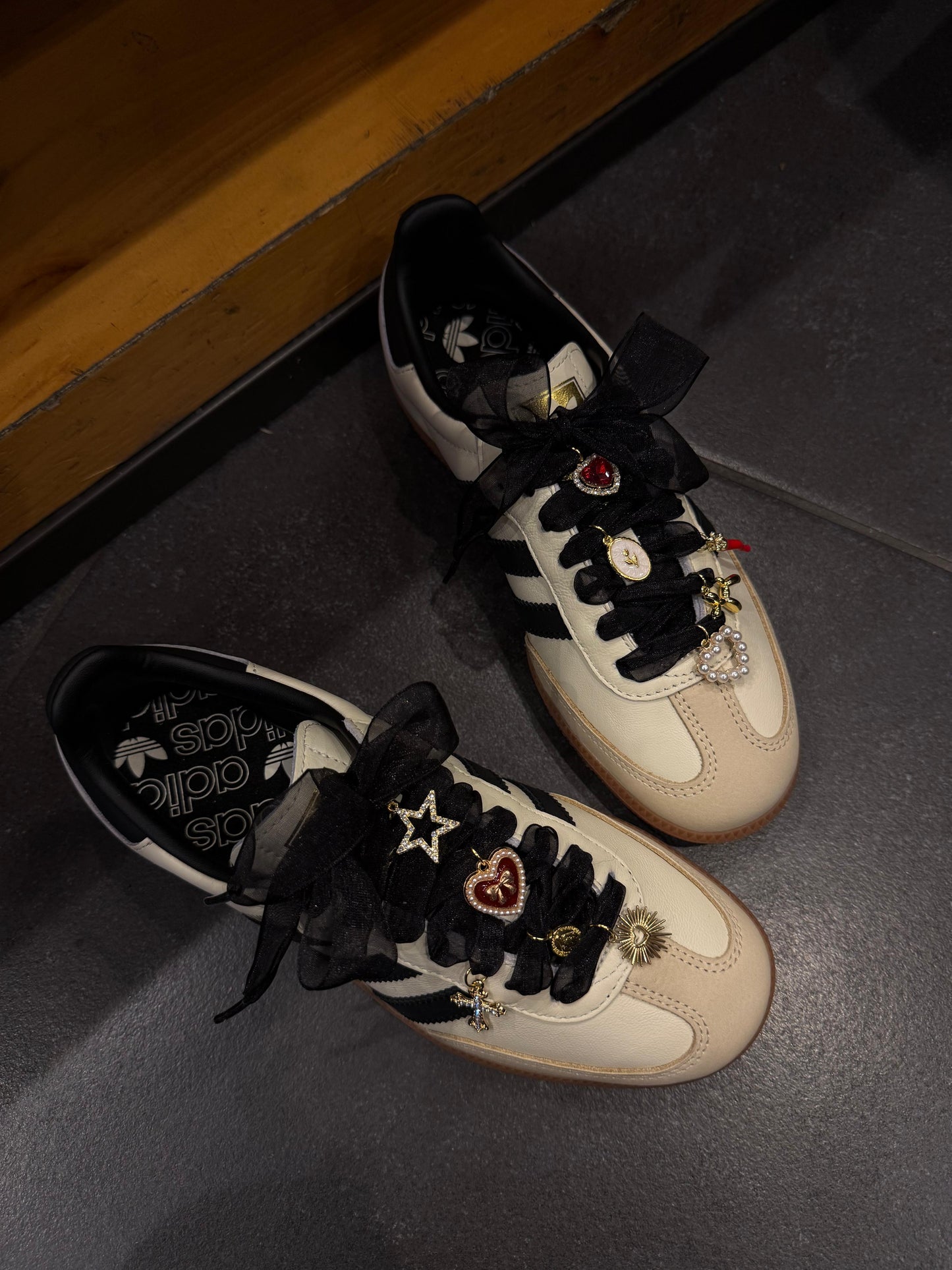 Personalizzazione laccio in Raso e Charms