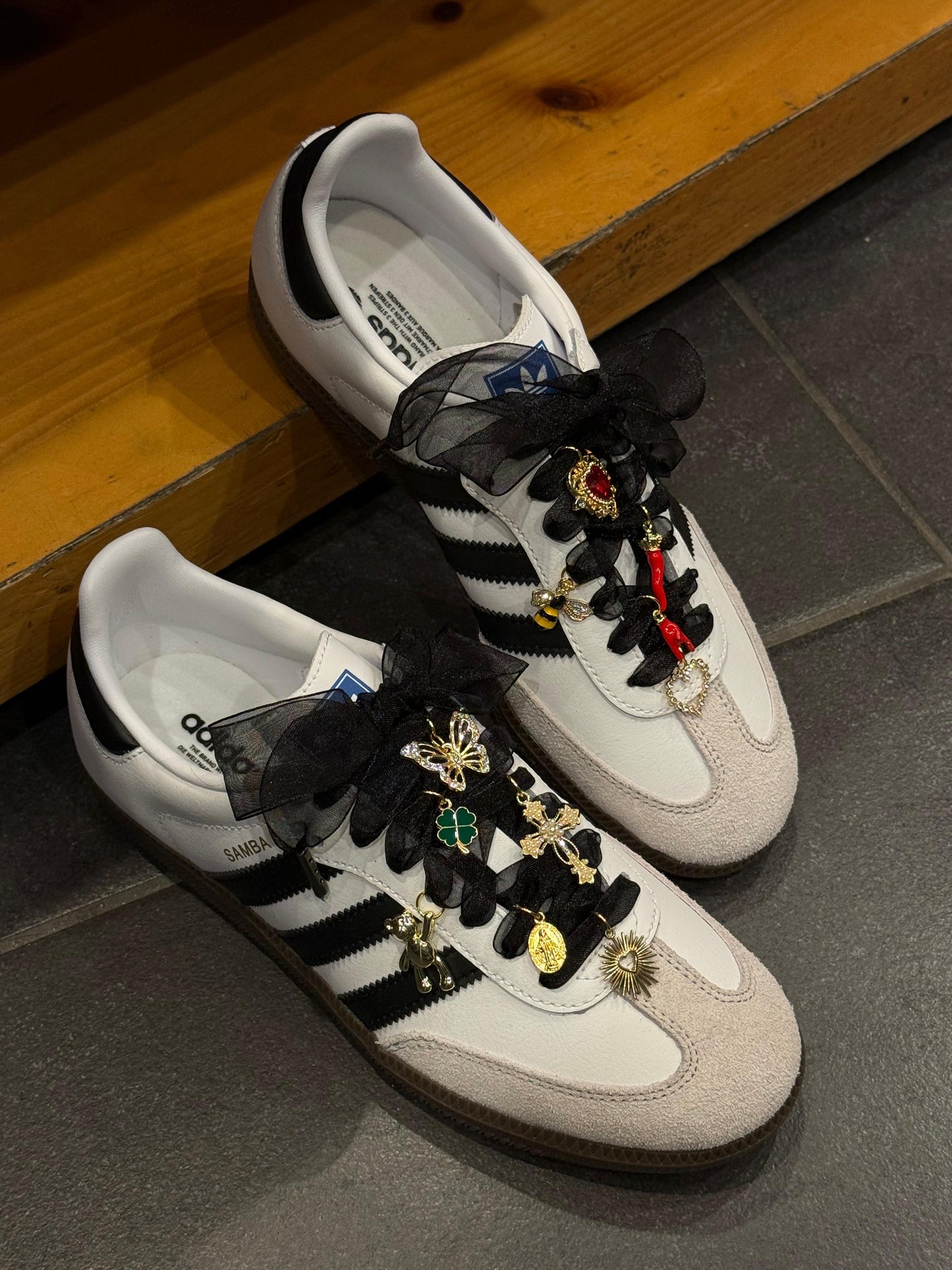 Personalizzazione laccio in Raso e Charms