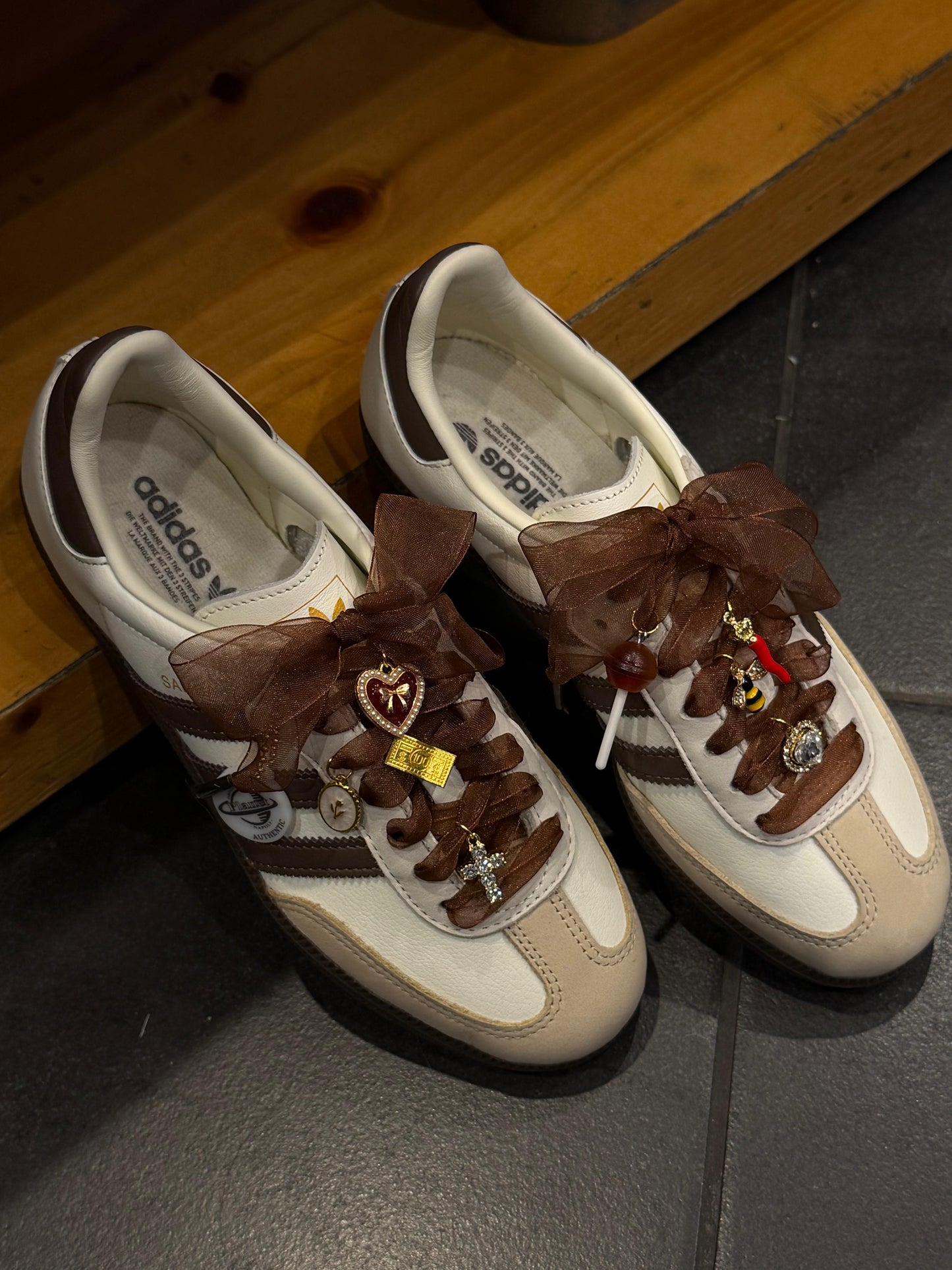 Personalizzazione laccio in Raso e Charms